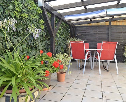 Überdachte Terrasse,gemütliche Sitzecke mit Blick zum Garten. Ferienwohnung Haus am Weinberg, Mußbach-Neustadt/Weinstr.