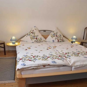 1. Schlafzimmer mit Doppelbett und Sitzecke, Fewo Haus am Weinberg