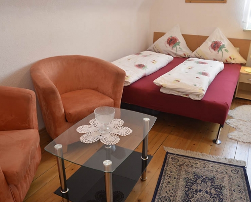 2. Schlafzimmer mit Doppelbett und Sitzecke, Fewo Haus am Weinberg
